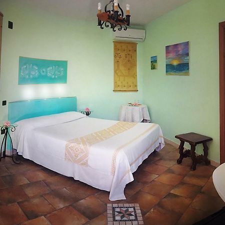 Le Quattro Mura Bed & Breakfast Пула Екстериор снимка