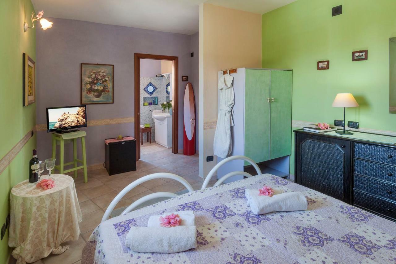 Le Quattro Mura Bed & Breakfast Пула Екстериор снимка