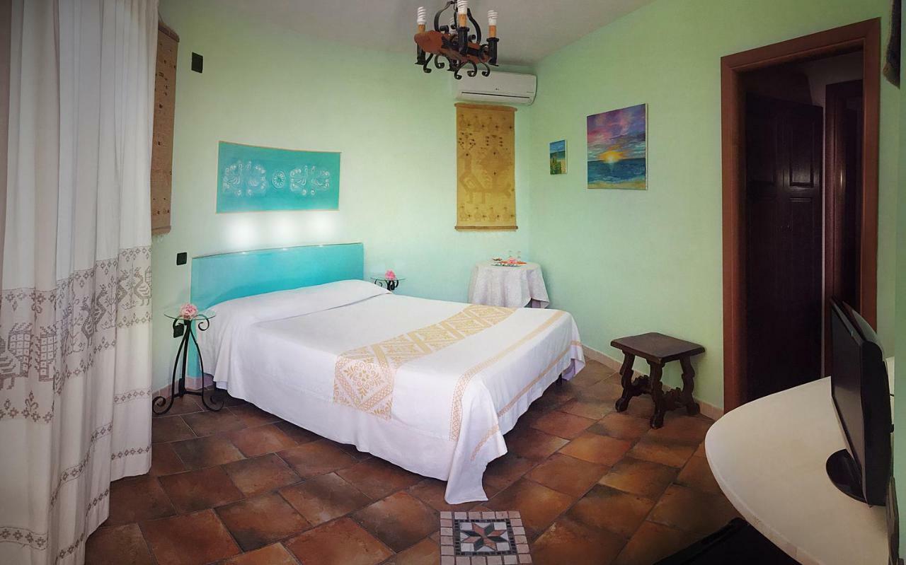 Le Quattro Mura Bed & Breakfast Пула Екстериор снимка